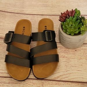 Oncai black slip ons sz 6.5